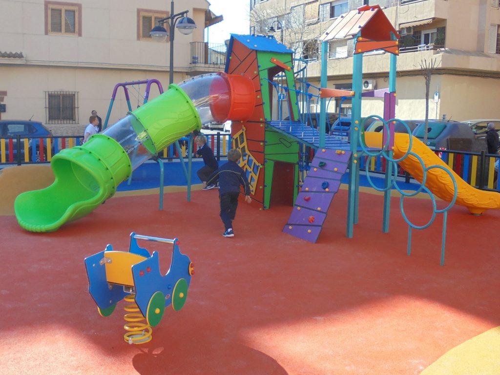 Vallas, toboganes y columpios para parques infantiles - Suelos de